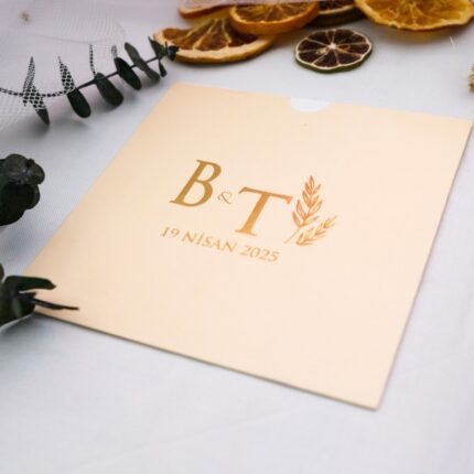 Altın yaldızlı kare davetiye